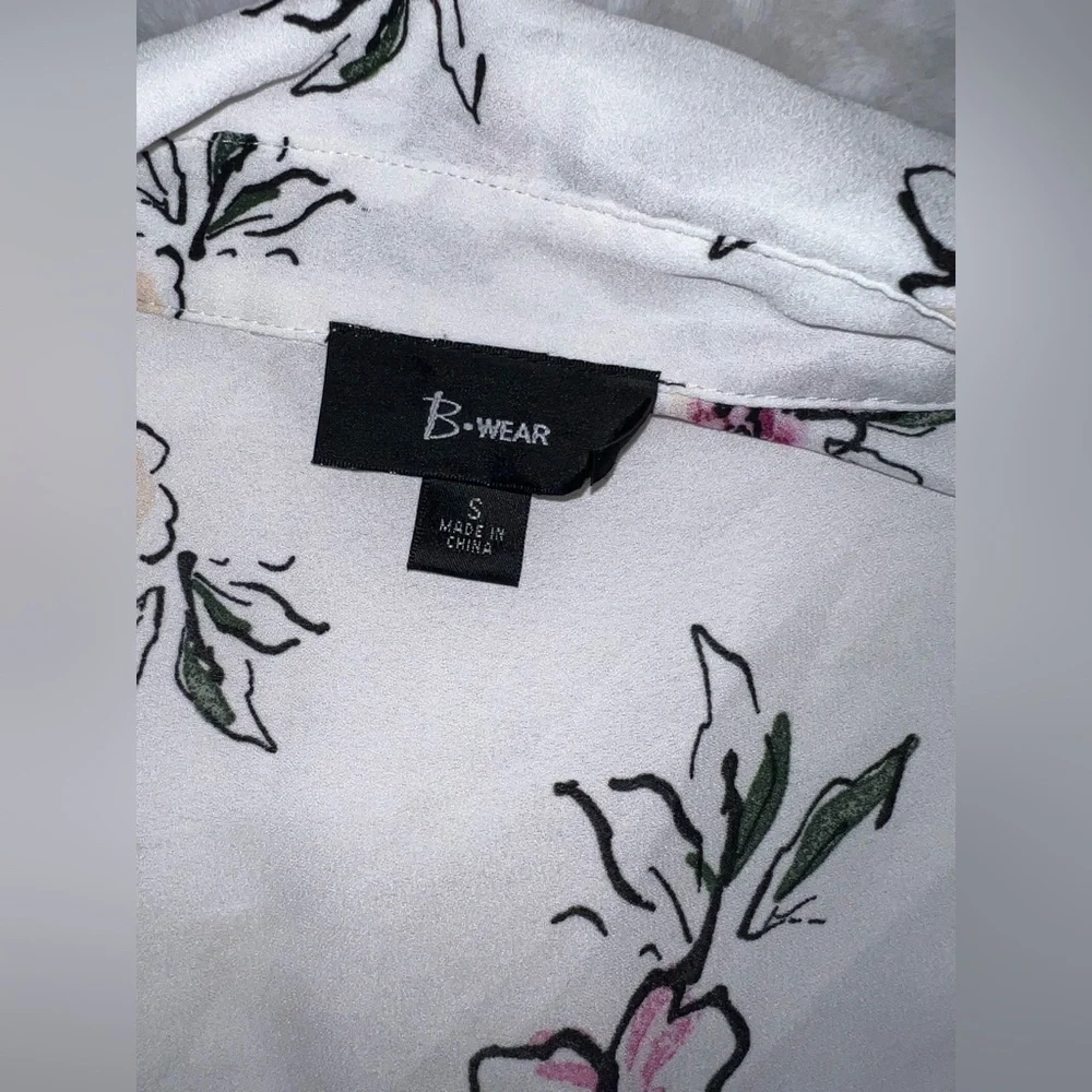 4/$10 Bundle Sale: EUC Floral Button Down Collar Blouse - Picture 3 of 5